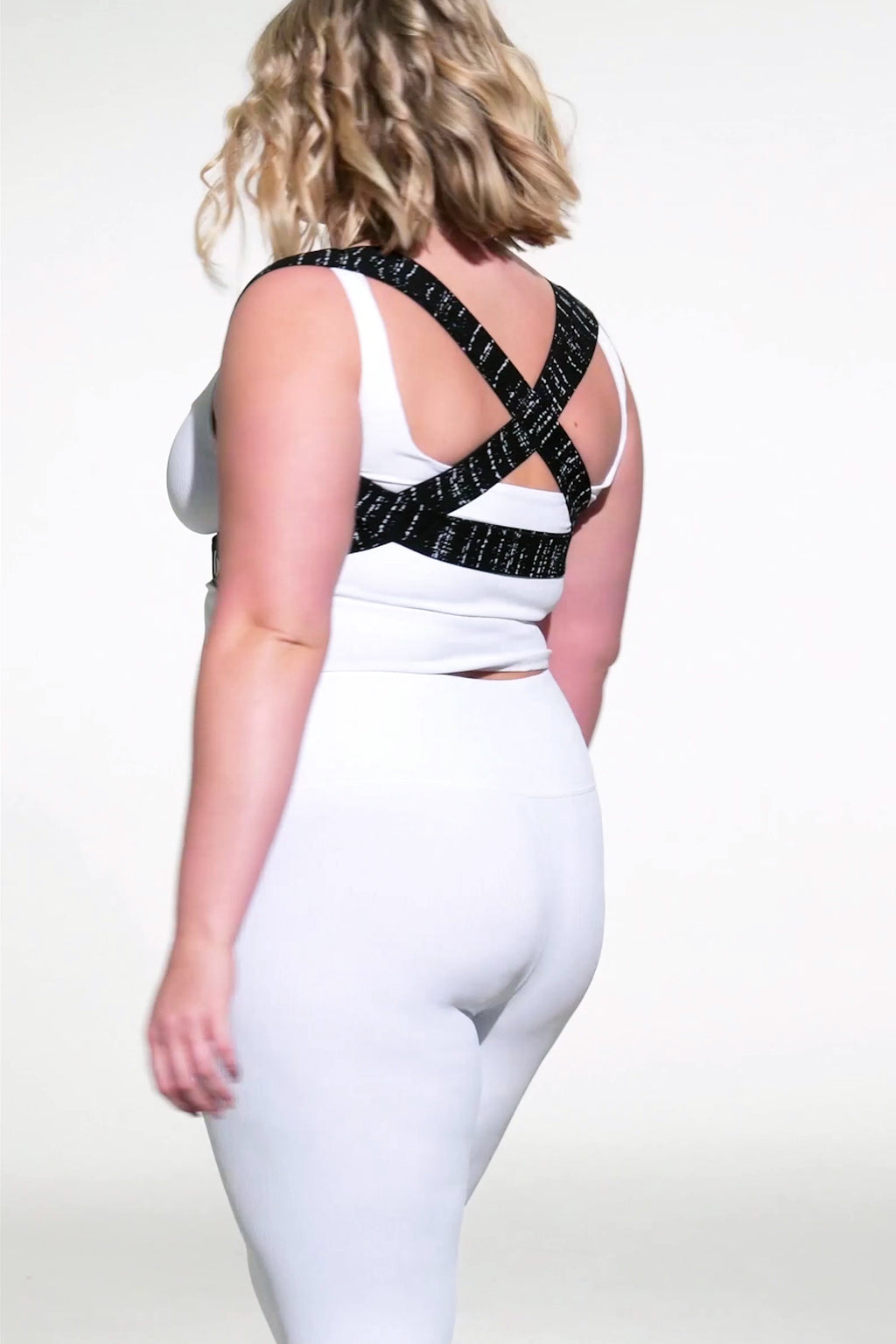 Back Posture Corrector for Plus Size Women | Black Drizzle Video